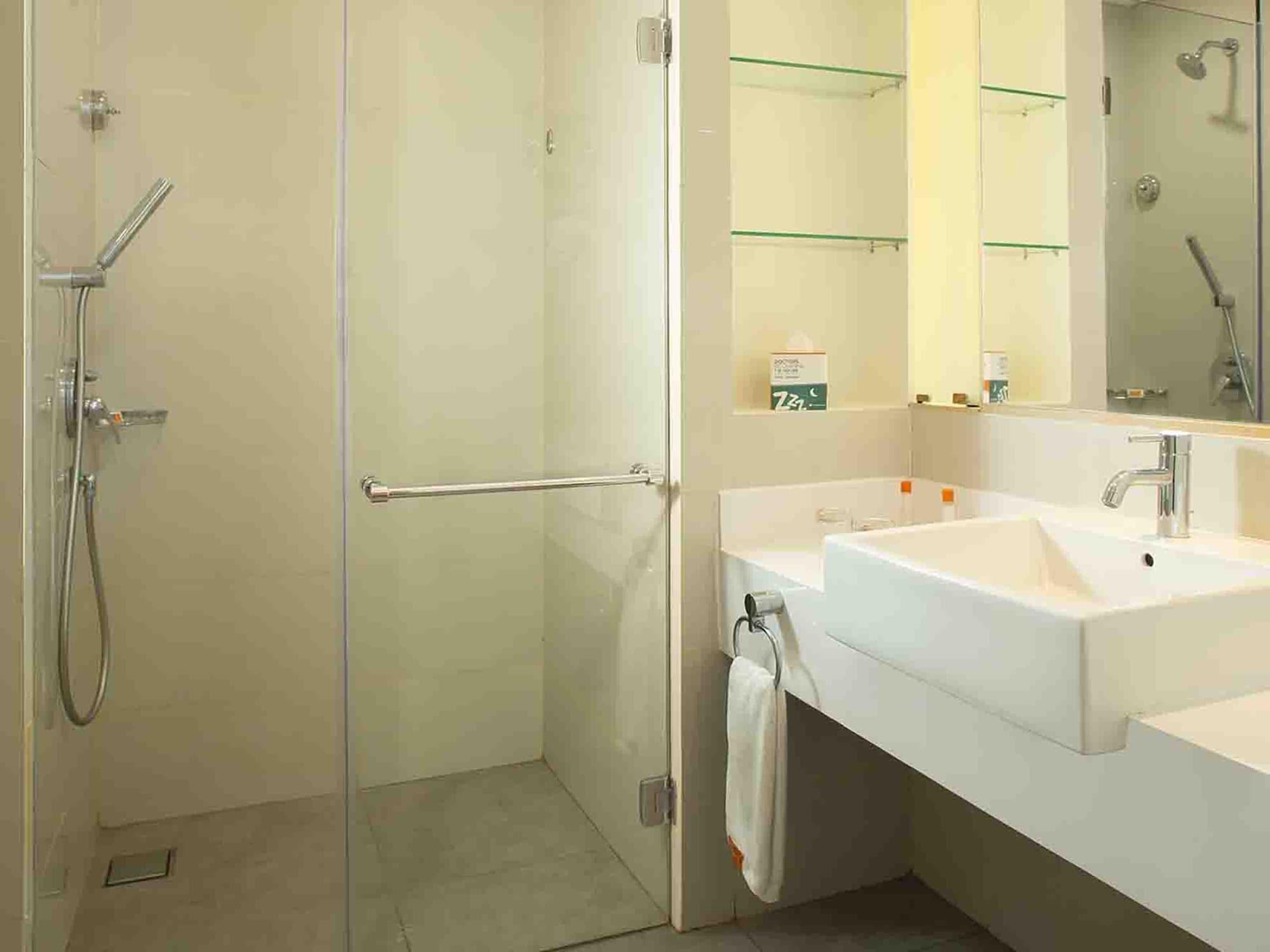 HARRIS Hotel Sentraland Semarang Exterior foto