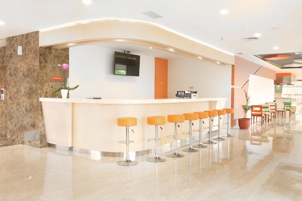 HARRIS Hotel Sentraland Semarang Exterior foto